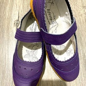 Cushion walk like nursing shoes MaryJane purple-rate. Extra wide. Size6-6.5